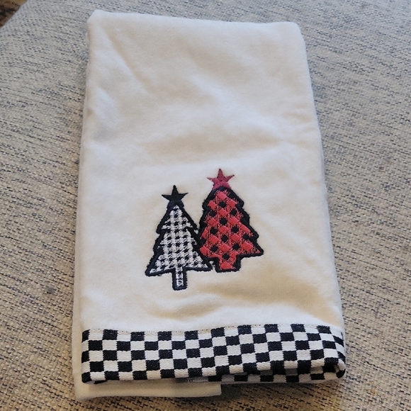 NWT Avanti Cream Ecru Towel with Embroidered Trees Black Checkered Border - Picture 1 of 7